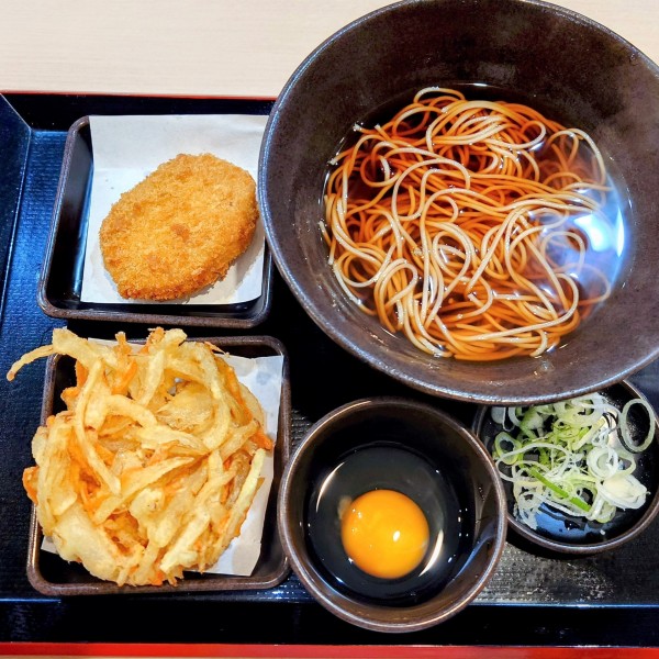 「朝そば(玉子)野菜かきあげ」@ゆで太郎 赤羽橋店の写真