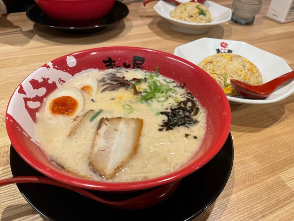 「半熟煮玉子牛じゃんラーメン + 半チャンセット」@ラーメンまこと屋 福生店の写真