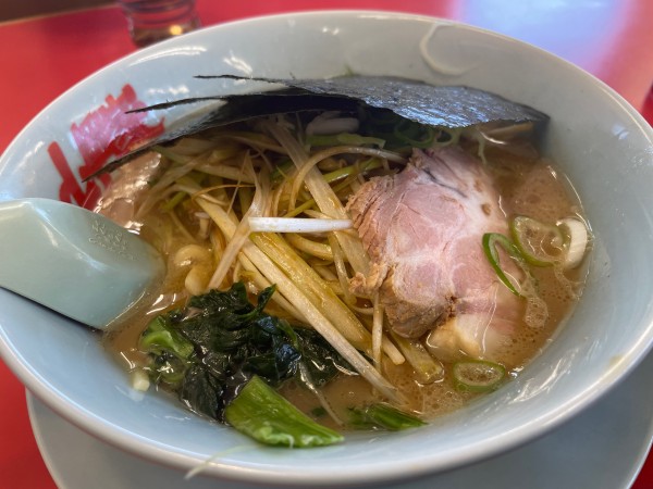 「醤油ネギラーメン」@ラーメン山岡家 小松店の写真