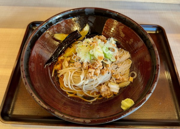 「冷し揚げ茄子そぼろそば(640円)」@生そば 玉川 錦糸町駅前プラザビル店の写真