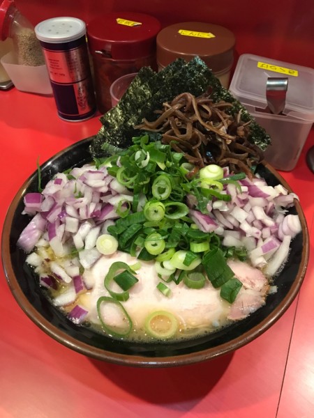 「ラーメン＋麺中盛り＋九条ねぎ＋むらさきたまねぎW1,000円」@どんとこい家の写真