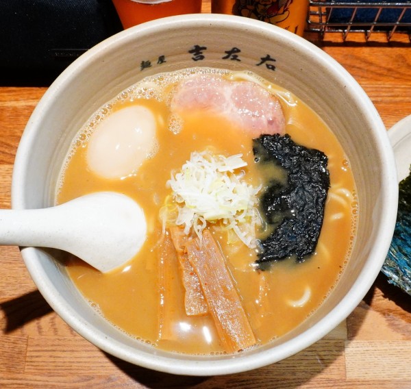 「味玉らーめん＋のり＋エビスビール（小瓶）」@麺屋吉左右の写真