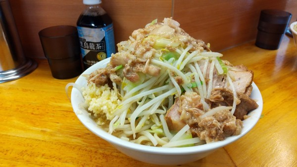 「小豚マシ（ヤサイニンニクマシマシアブラ）」@ラーメン二郎 立川店の写真