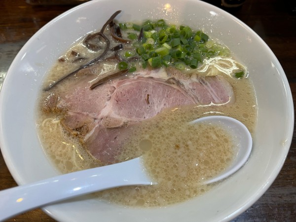 「豚骨ラーメンバリカタ830円」@うまか丸の写真