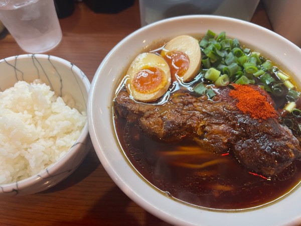 「シン肉そば醤油+味玉+白ごはん（880＋120＋150円）」@麺と肉 だいつる ひるドラ鶴橋の写真