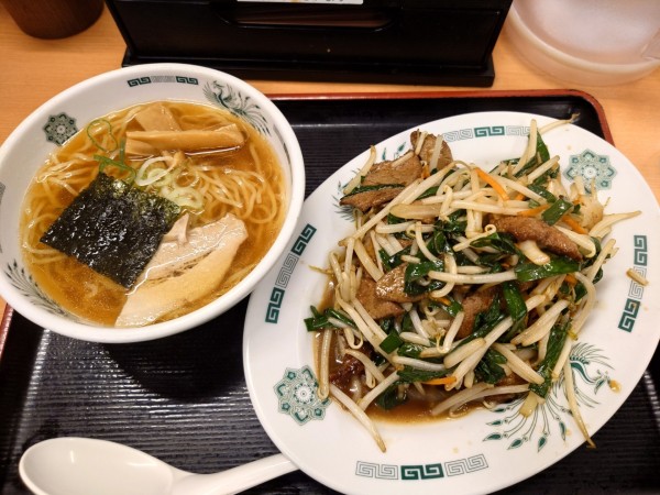 「半ラーメン+ニラレバ単品(770円)」@熱烈中華食堂 日高屋 イーサイト上尾店の写真