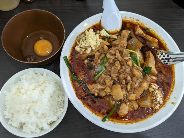 「辛いスタ満ソバ➕小ライス➕生卵」@元祖スタミナ満点らーめんすず鬼 狭山ヶ丘分店の写真