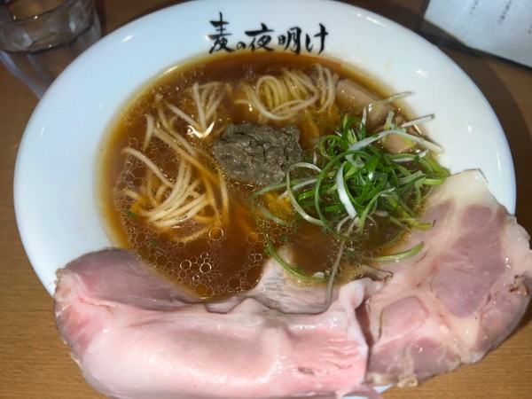 「【期間限定】炙り肉醤油らぁめん＋替え玉（1000＋100円）」@麦の夜明けの写真