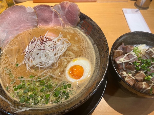 「【冬季限定】京小麦の味噌らーめん+炙りちゃーしゅー丼・小」@らーめん鶴武者の写真