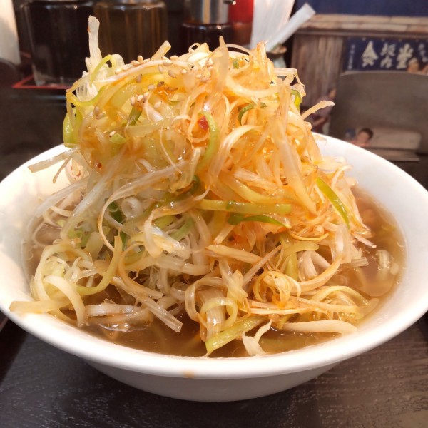 「【期間限定】爆盛りねぎ焼豚ラーメン(¥1,290)※」@喜多方ラーメン 坂内 川崎東田店の写真