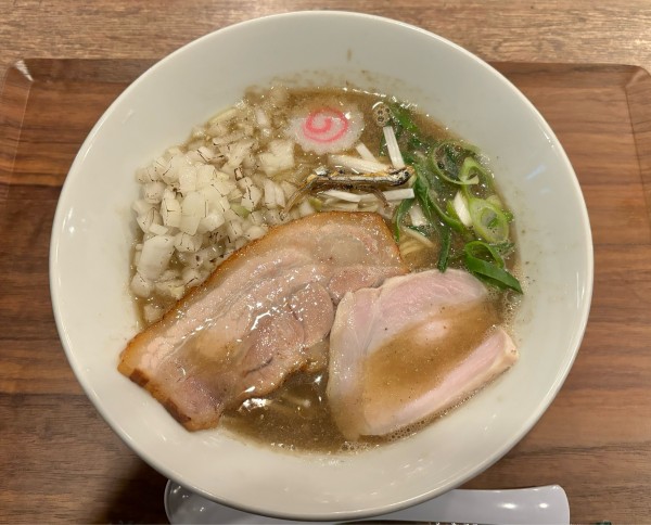 「煮干し中華そば(並)＋玉ねぎ増し」@駅前中華そば だるまやの写真