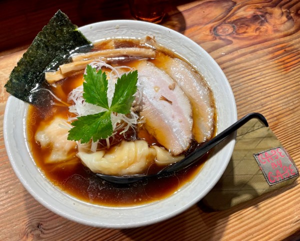 「醤油ワンタン麺」@純手打ち 麺と未来の写真