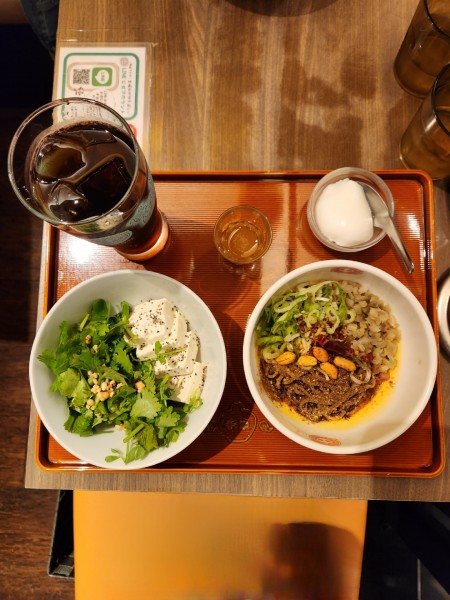 「ハーフ麺+サラダ」@Hong Kong Dining 香家 エソラ池袋店の写真