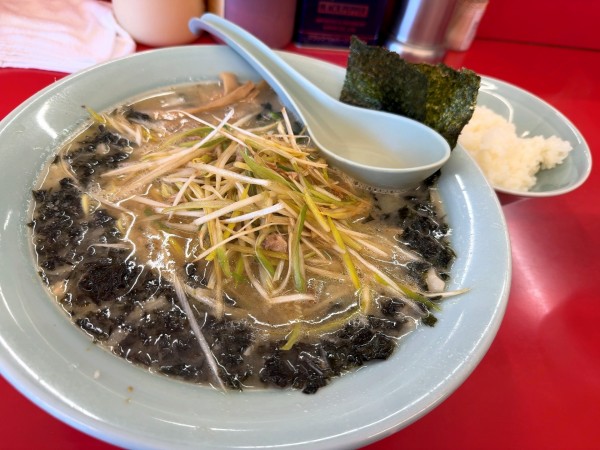 「くろばらネギラーメン＋半ライス」@ラーメンショップ椿 酒々井SP前店の写真