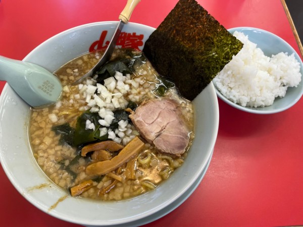 「プレミアム醤油とんこつラーメン　半ライスセット　￥１０４０」@ラーメン山岡家 愛知刈谷店の写真