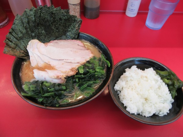 「のりチャーシュー並（１１００円）＋ほうれん草１５０円＋ライス」@横浜ラーメン 相馬家の写真