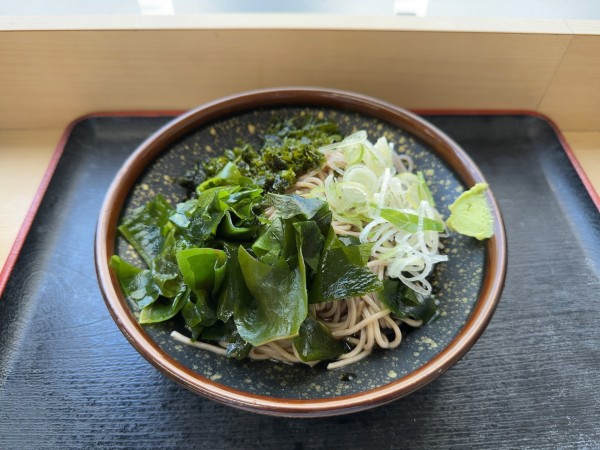 「ぶっかけそば(350円)+あおさわかめ(100円)」@そば処 めとろ庵 後楽園店の写真