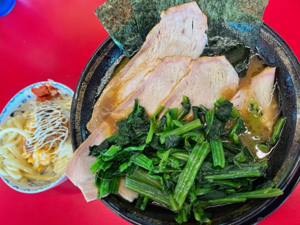 「チャーシュー麺＋青菜＋半たまごまぶし」@王道家直伝 との丸家 八潮店の写真