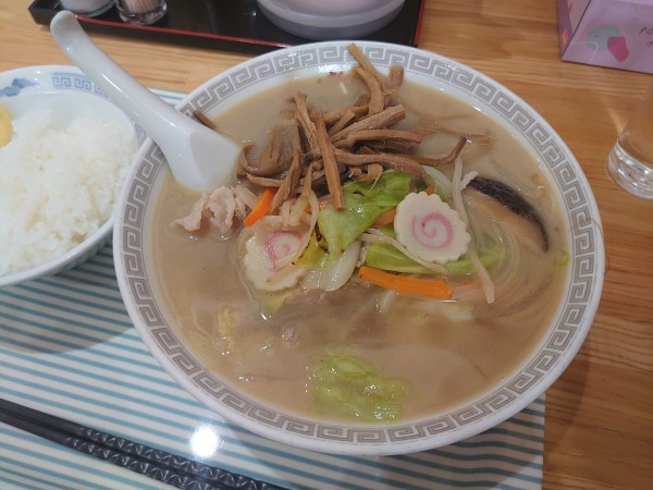 「五目ラーメン+メンマ50円×2」@新京亭の写真