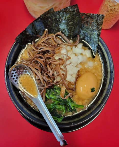 「背脂ラーメン + タマネギ + キクラゲ」@家系ラーメン 王道家の写真