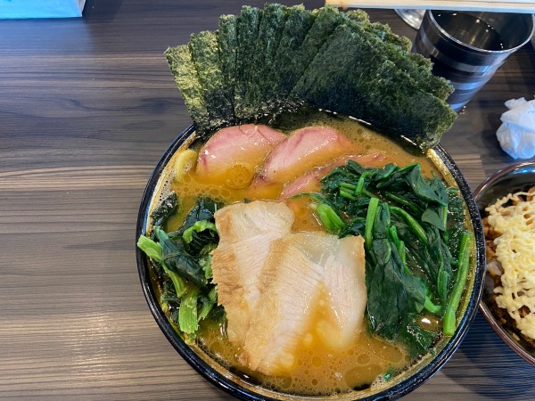 「チャーシューメン3枚　のりトントロ×2純生ほうれん草　カタオオ」@家系ラーメン がくの写真