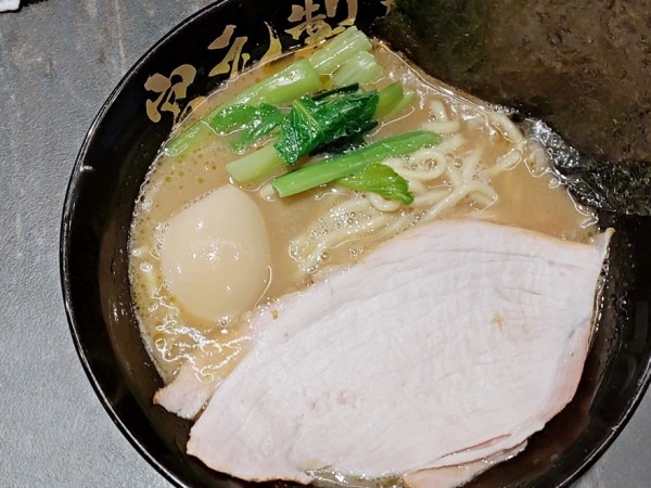 「半熟味玉入り塩ラーメン」@宮元製麺の写真