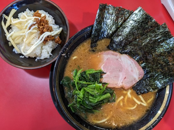 「ラーメン+半ライス」@家系ラーメン とらきち家の写真