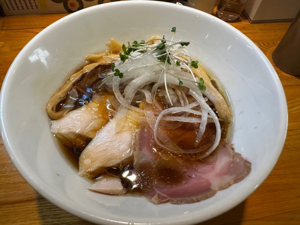 「地鶏のconsomeラーメン　醤油ベース」@麺処 飯田家の写真