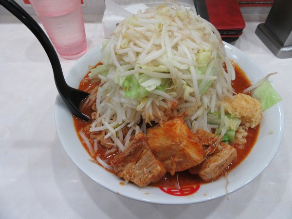 「限定　濃厚巨豚北極（１１２０円）＋麺特大＋野菜大盛＋生卵２」@蒙古タンメン 中本 千葉店の写真