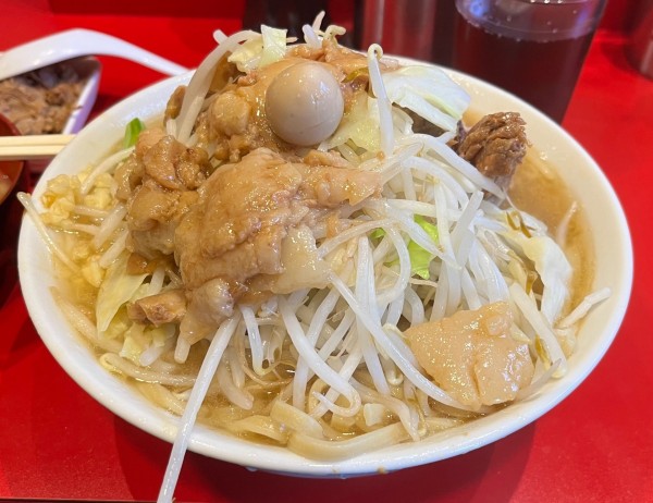 「ラーメン少なめニンニク少なめアブラ+豚追加+脂生玉子+ほぐし」@麺屋HEROの写真