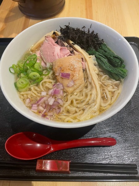 「地鶏と飛び魚伊吹煮干しらーめん(白絞り、手揉み麺、麺大盛）」@超純水採麺 天国屋の写真