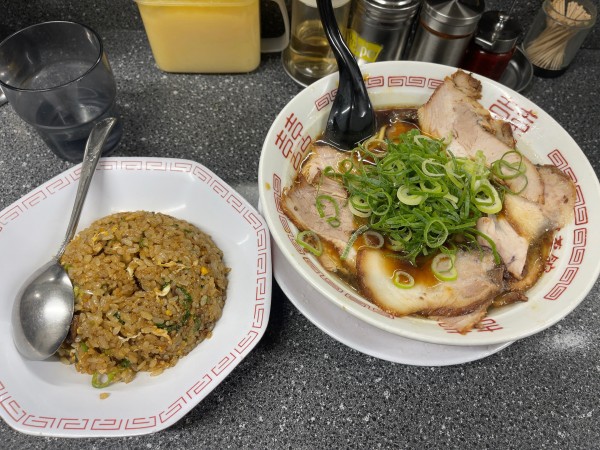 「並+肉多め+小焼き飯（1400円）」@新福菜館 守口店の写真