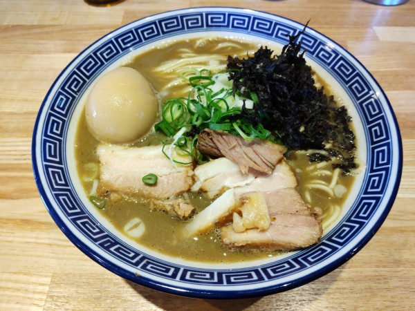 「豚骨煮干 中＋味玉」@豚骨醤油 三輪の写真