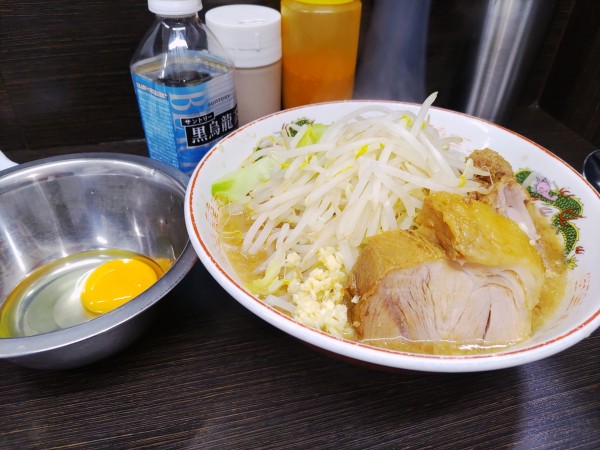 「ラーメン（麺半分）ニンニク少な目　生卵」@ラーメン二郎 川越店の写真