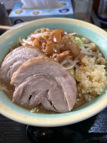 「ラーメン　野菜少なめニンニクアブラカラメ生卵」@ラーメンめじの写真