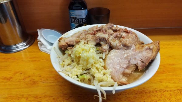 「小豚マシ（ヤサイニンニクマシマシアブラ）」@ラーメン二郎 立川店の写真