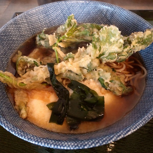 「かけ（￥350）＋春菊（￥150）＋とろろ（￥120）」@そば本の写真