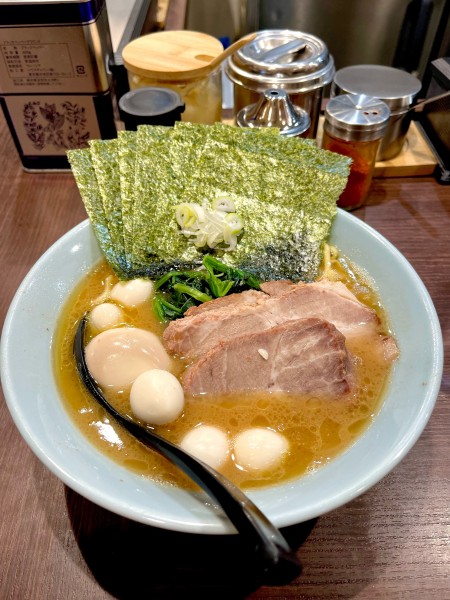 「ラーメン全部のせ【TP】うずら、ライス」@横浜家系らーめん侍 渋谷本店の写真