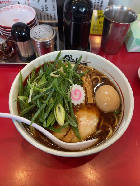 「こいくち醤油ラーメン+九条葱小+煮玉子（1150円）」@総大醤の写真