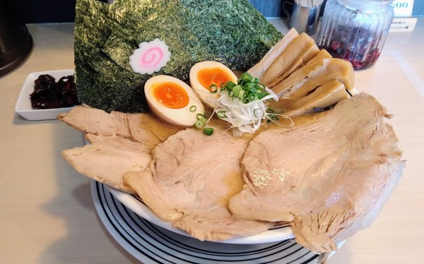 「【限定】焼き秋刀魚の煮干しらぁめん+全部のせ」@煮干しらぁめん 猫トラ亭の写真