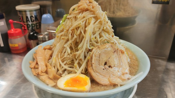 「醤油・麺中盛り✖︎２・メンマ(野菜増し増し味濃いめ)」@らーめん大 極 東神奈川店の写真