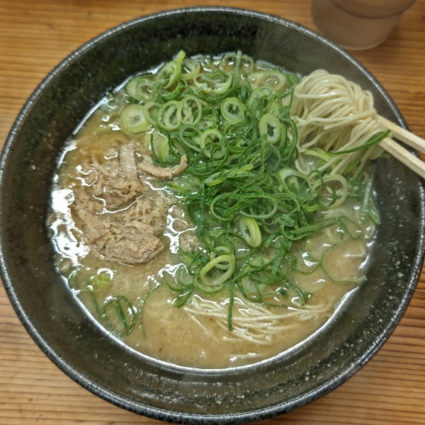 「ラーメン（600円）、替玉（100円）、替肉（100円）」@五号線沿いの元祖長浜ラーメンの写真