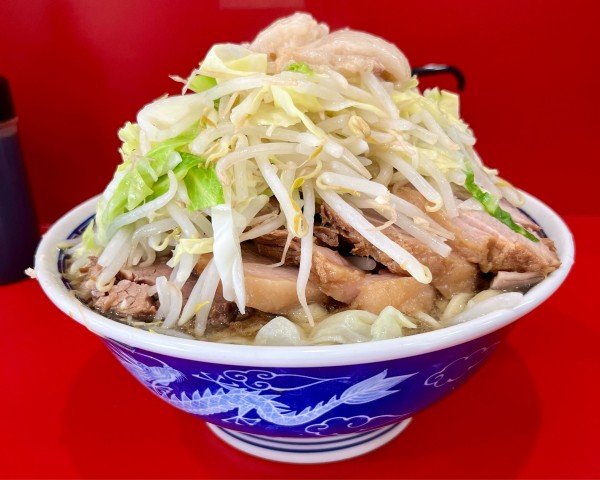 「大豚入り 豚4枚 ニンニクヤサイアブラ」@ラーメン二郎 生田駅前店の写真