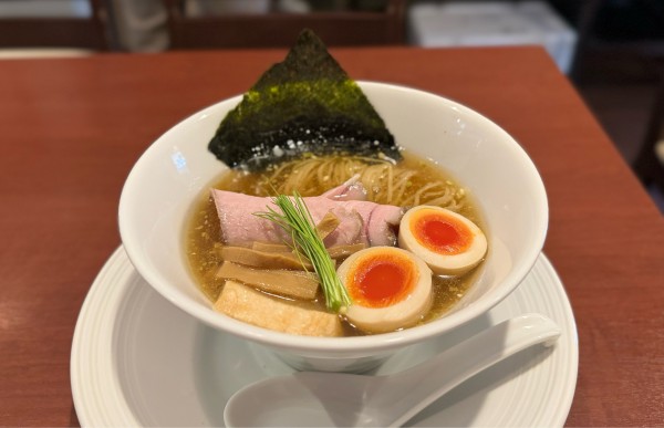 「山椒白醤油煮干し蕎麦（味玉入り）¥1000」@酒肴場 屯の写真