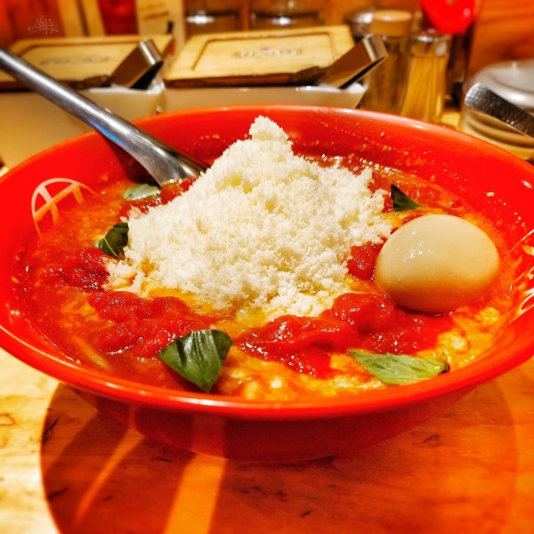 「◯究トマトチーズラーメン（中太麺）、半熟味付玉子」@九十九とんこつラーメン 恵比寿本店の写真