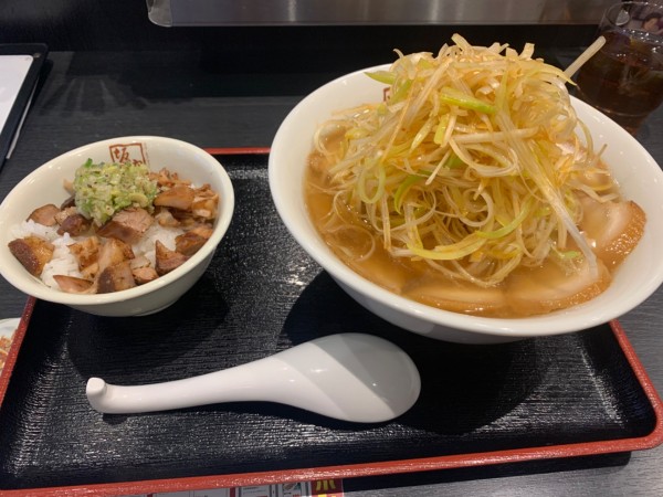 「爆盛りねぎ焼豚ラーメン」@喜多方ラーメン坂内 南流山店の写真
