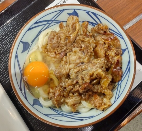 「焼きたて牛すき釜玉（並）」@丸亀製麺 山形店の写真