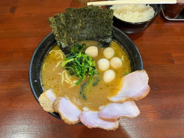 「チャーシュー麺、うずら、半ライス」@横浜家系らーめん 天王家 寒川総本店の写真