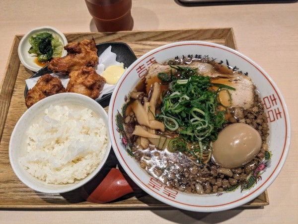 「尾道ラーメン唐揚げセット」@尾道ラーメン 八じゅう 蒲田本店の写真