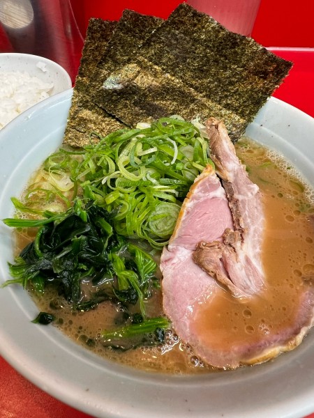 「ラーメン並　九条ネギ　燻製チャーシュー」@横浜ラーメン 武蔵家 大井町店の写真